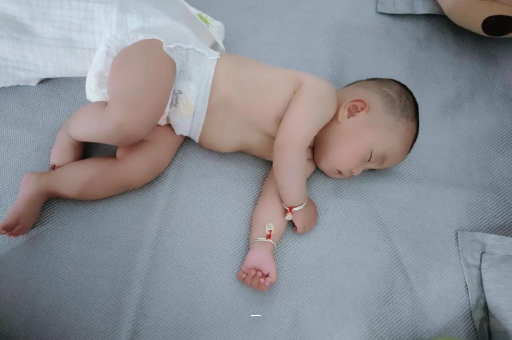 海宁宝宝胳膊上起红疙瘩
